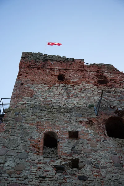 Antigua torre del castillo de Bauska en Bauska con bandera letona — Foto de Stock