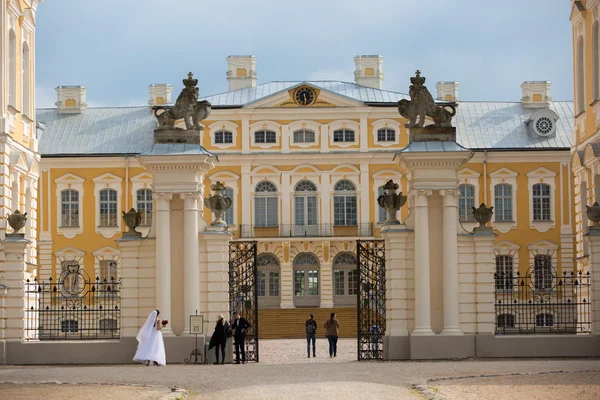 Rundale Palace, бывшая летняя резиденция латвийской знати с красивыми садами вокруг — стоковое фото