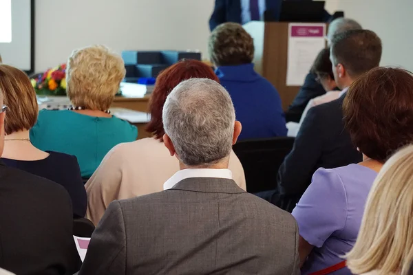 Emberek a konferenciateremben. — Stock Fotó