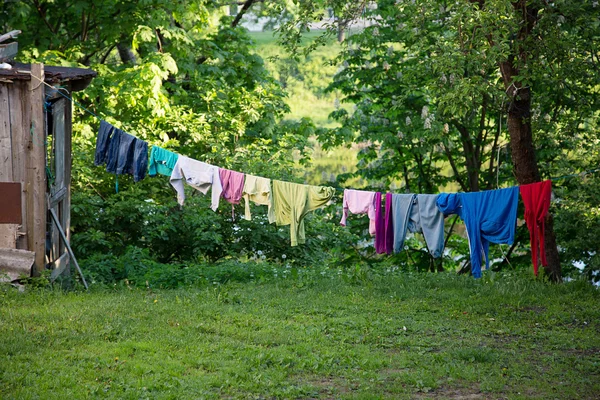 Oblečení zavěšené na šňůře na prádlo — Stock fotografie