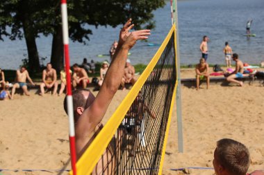 Beachvolley topu oyuncu net atlar