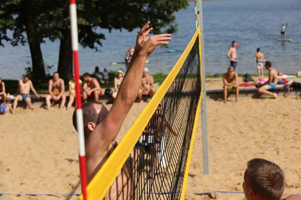 Beachvolley piłkę gracz skacze na necie — Zdjęcie stockowe