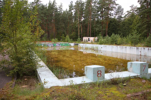 Terk edilmiş Açık Yüzme Havuzu — Stok fotoğraf