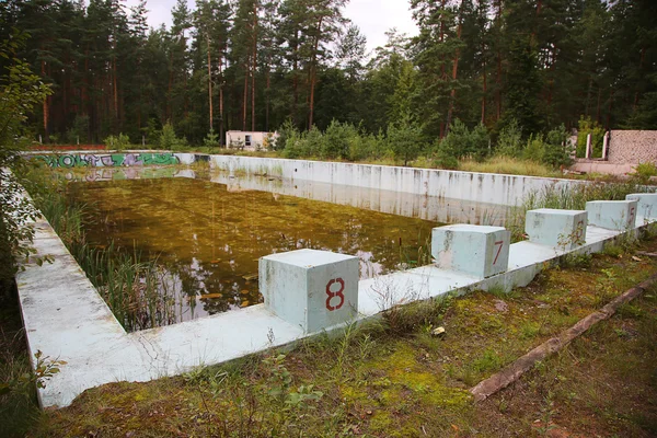 Terk edilmiş Açık Yüzme Havuzu — Stok fotoğraf