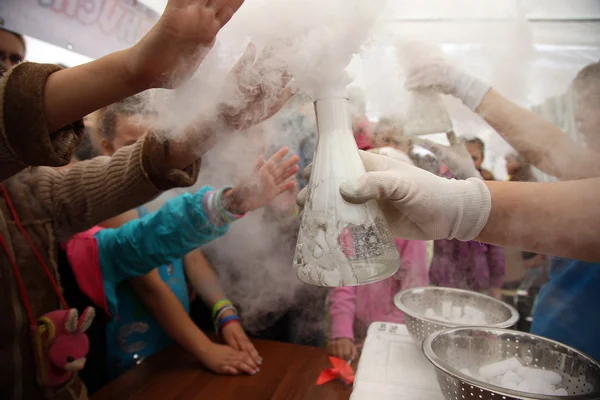 The chemical experiment — Stock Photo, Image