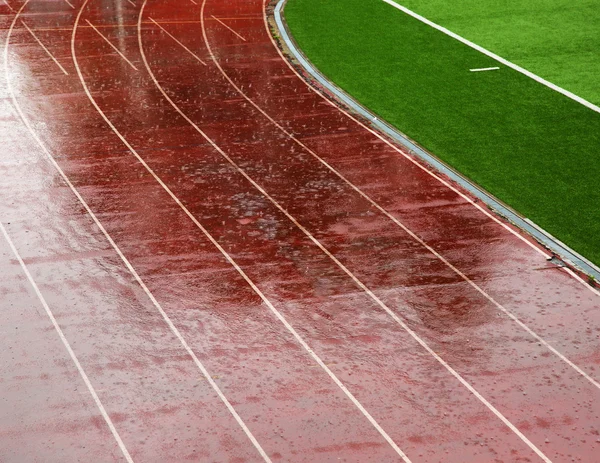 Bieżnia lekkoatletyczna w deszczu — Zdjęcie stockowe