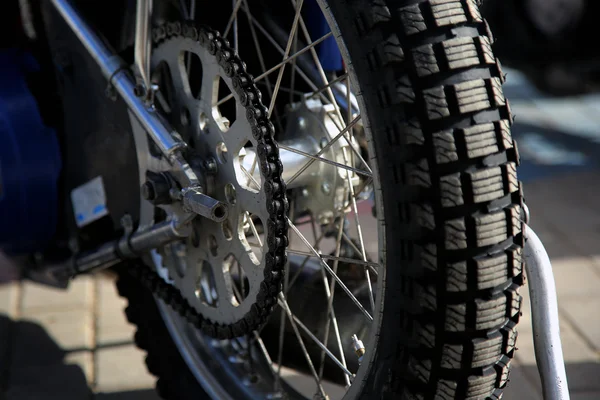 Achterwiel van een motorfiets — Stockfoto