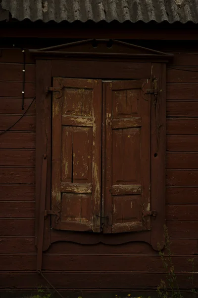 Stary brudny zamknięte okna drewniane — Zdjęcie stockowe