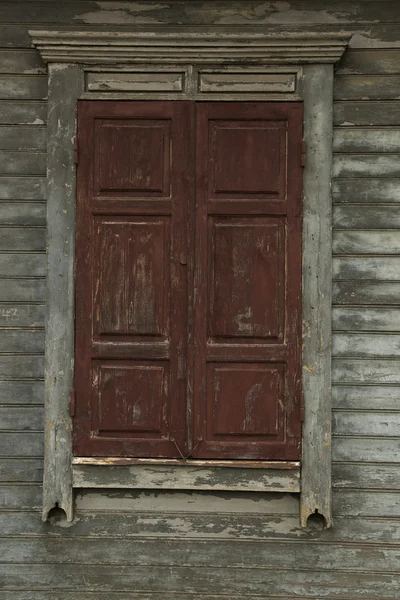 Παλιά shabby ξύλο κλειστό παράθυρο — Φωτογραφία Αρχείου