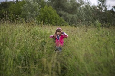 Gül ceketli gülümseyen küçük kız
