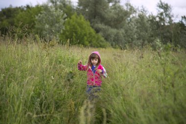 Gül ceketli gülümseyen küçük kız