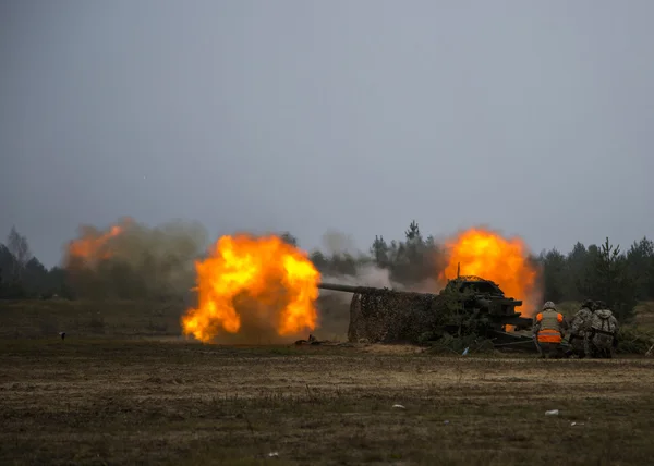 Disparo de fuego de artillería con flash — Foto de Stock