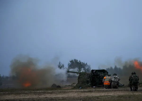 Disparo de fuego de artillería con flash —  Fotos de Stock