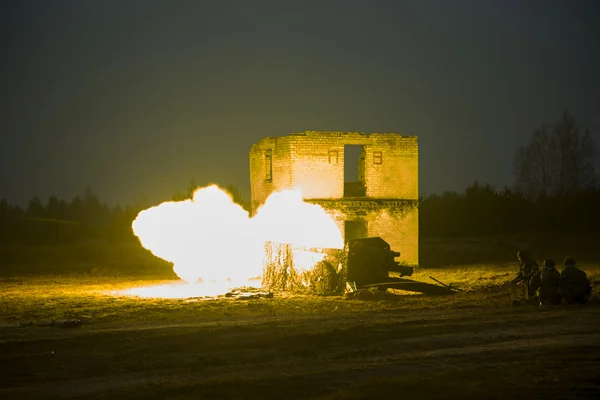 Shot of artillery fire with flash — Stock Photo, Image