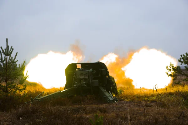 Disparo de fuego de artillería con flash — Foto de Stock