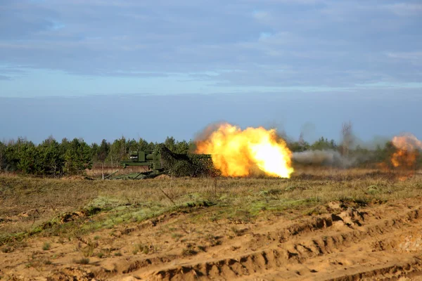 Disparo de fuego de artillería — Foto de Stock