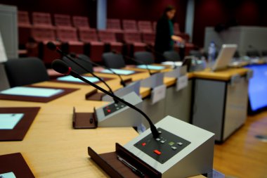 Mikrofon konuşma konferans odasında