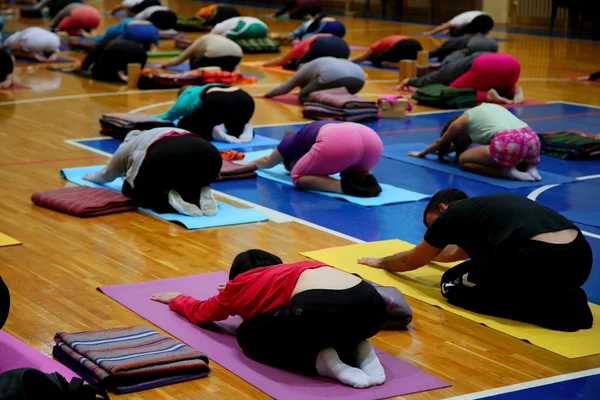 Yoga-Kurs — Stockfoto