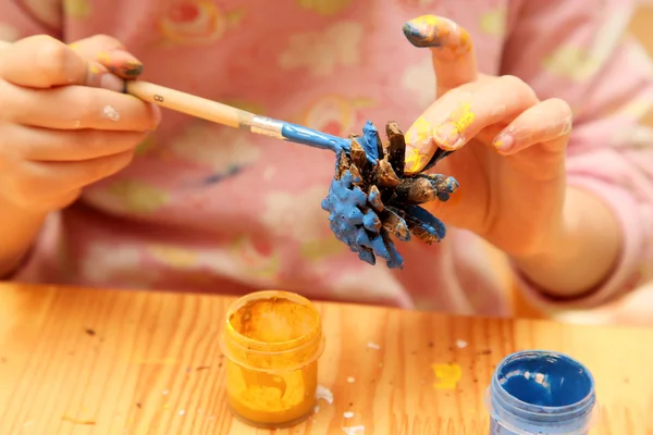 The child painting pinecone — Stock Photo, Image