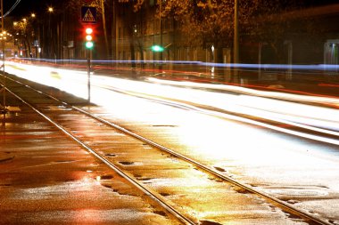 Geceleri şehirde trafik