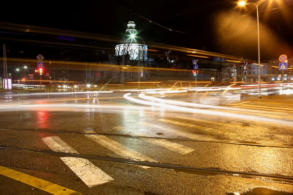 Ruch w mieście w nocy — Zdjęcie stockowe