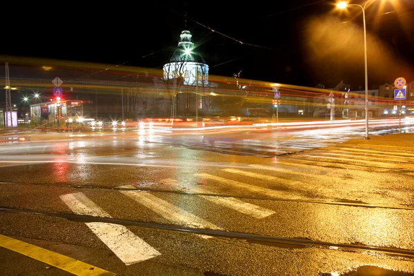 Tráfico en la ciudad por la noche —  Fotos de Stock