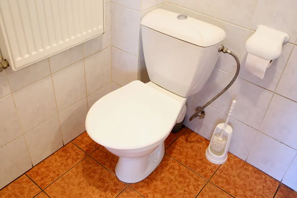 Toilettenschüssel im Badezimmer — Stockfoto