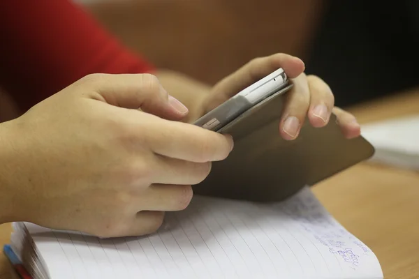 The hands holding smart-phone — Stock Photo, Image