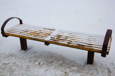 parkta kar altında tezgah
