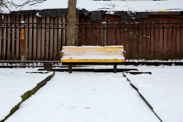 Panchina nel parco sotto la neve — Foto Stock