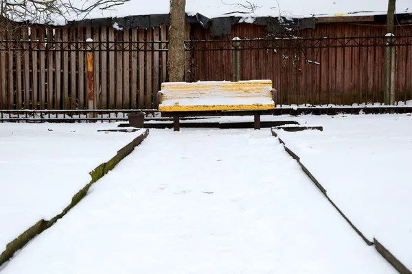 Panchina nel parco sotto la neve — Foto Stock