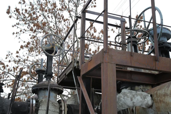 La antigua construcción metálica industrial al aire libre — Foto de Stock