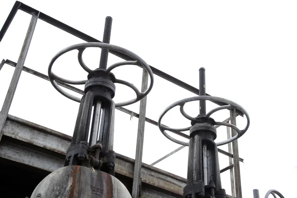 Два промышленных металлических клапана снаружи — стоковое фото