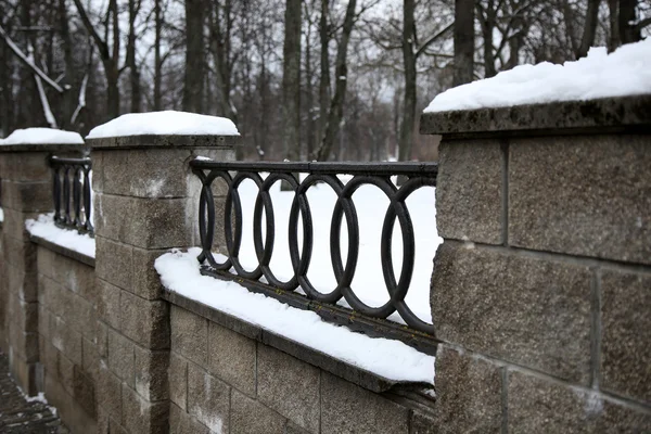 La recinzione nel parco durante l'inverno — Foto Stock