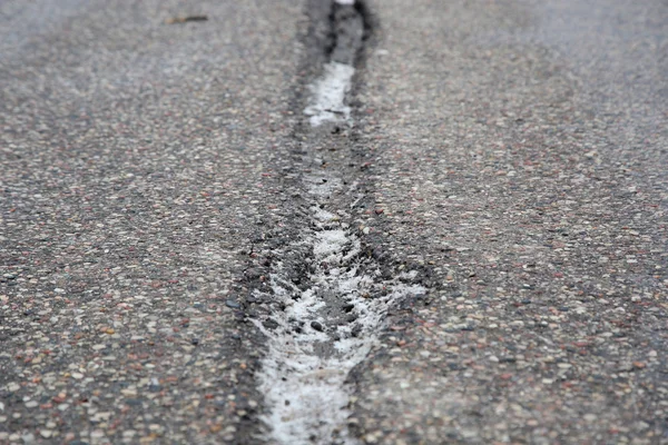 La fosse sur la route asphaltée avec flaque d'eau — Photo