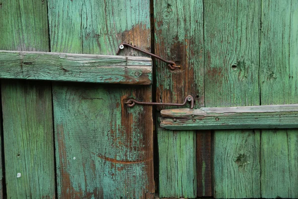 Las viejas persianas verdes de ventana con ganchos metálicos —  Fotos de Stock