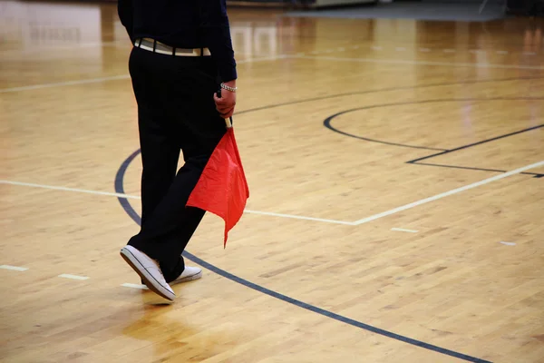 Voleibol. O juiz com bandeira vermelha — Fotografia de Stock