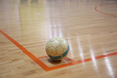 Futsal top köşedeki