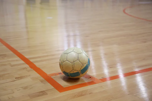 La pelota de futsal en la esquina — Foto de Stock