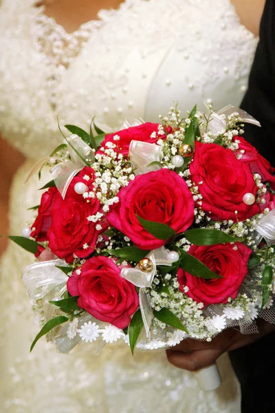 Le bouquet de mariage de la mariée . — Photo