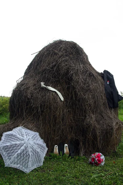 The haystack. Wedding day. Bride and groom. — Stock Photo, Image