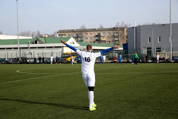 Pemain sepak bola mengangkat tangannya — Stok Foto