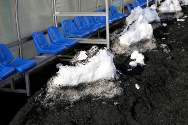 Sedili blu di ricambio panca e neve sporca — Foto Stock