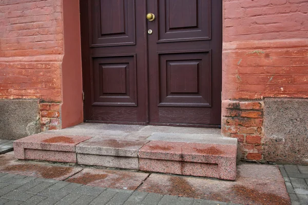 Sundurma kırmızı karanlık kapı ile bina tuğla — Stok fotoğraf