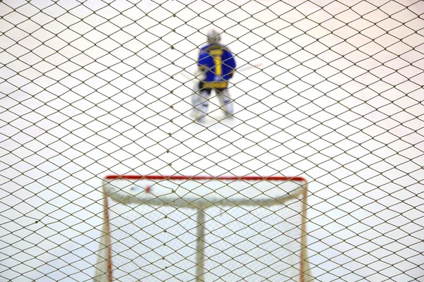 Ishockey målvakt nära grindarna på isen — Stockfoto
