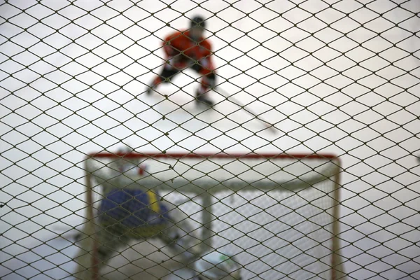 Angriff auf Tor und Eishockey-Torhüter — Stockfoto