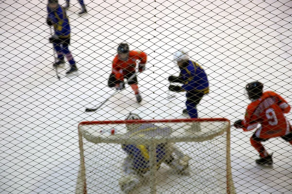 Attaque de la porte et gardien de but de hockey sur glace — Photo