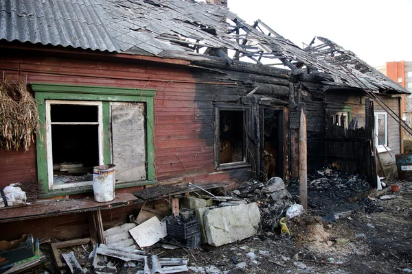 Flächenbrand. Elemente des abgebrannten Hauses — Stockfoto