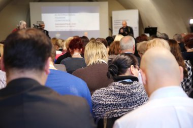 Konferans salonundaki insanlar