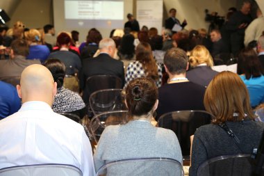 Konferans salonundaki insanlar